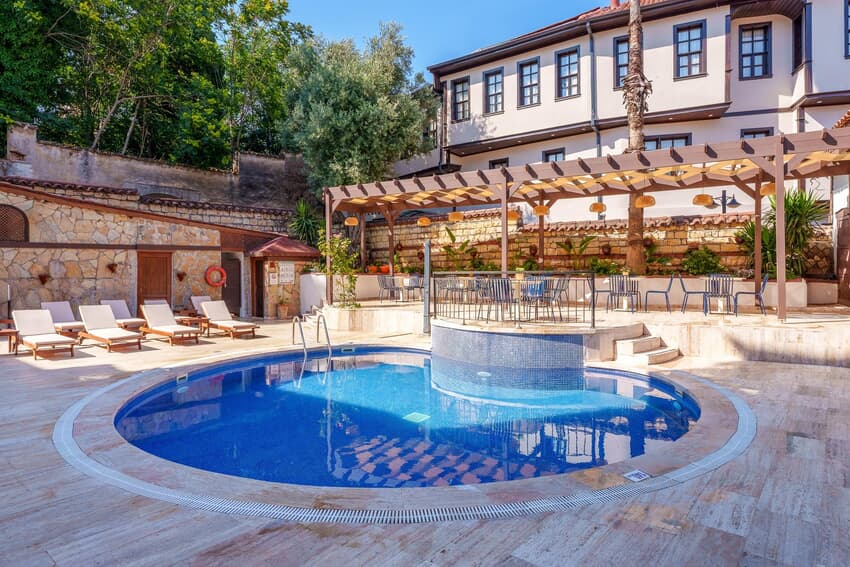 Argos Hotel (+16)