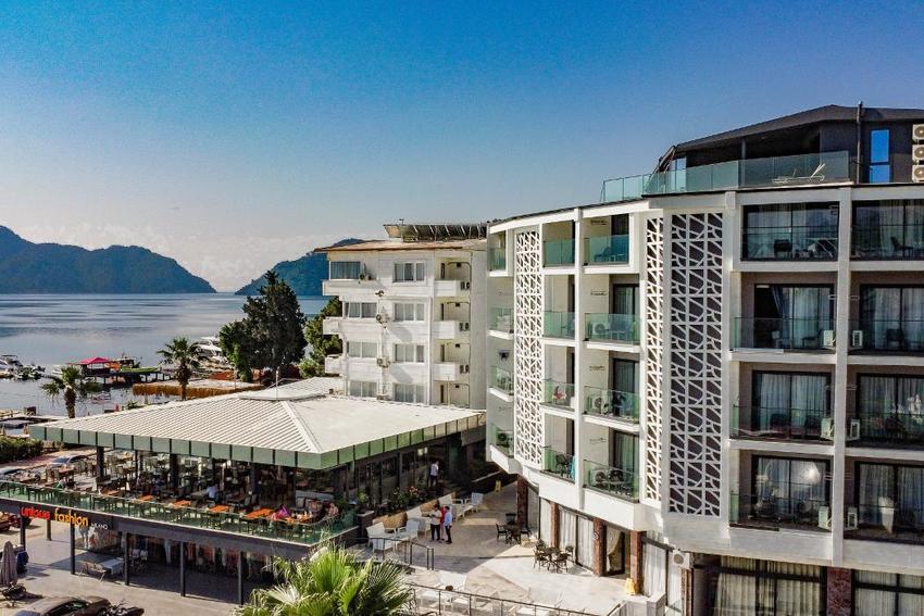 Class Unique Beach Hotel +13