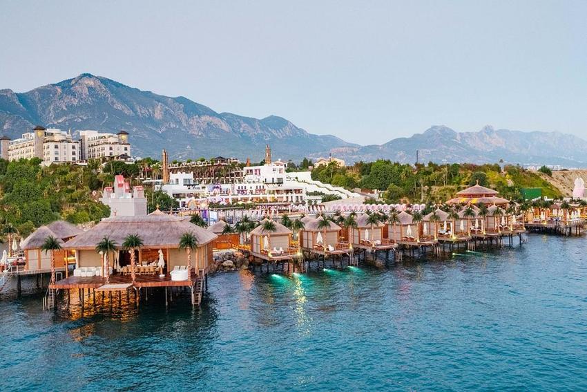 Cratos Premium Hotel