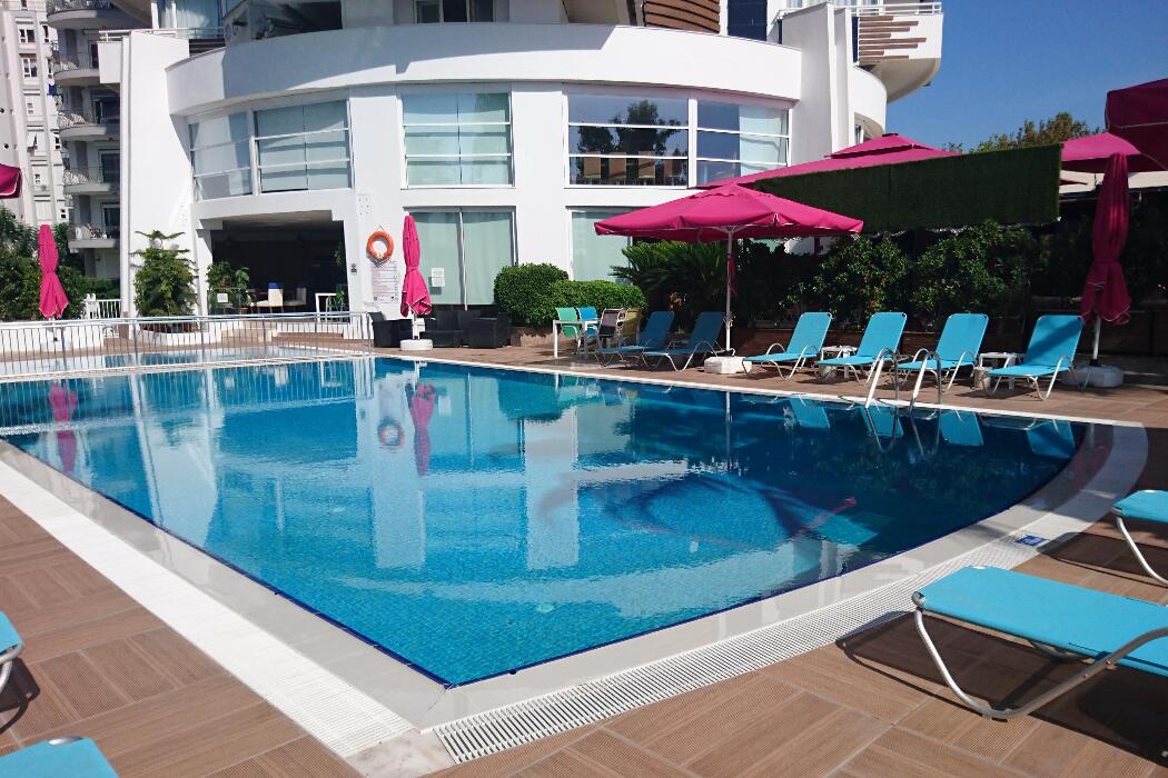 The Corner Park Hotel