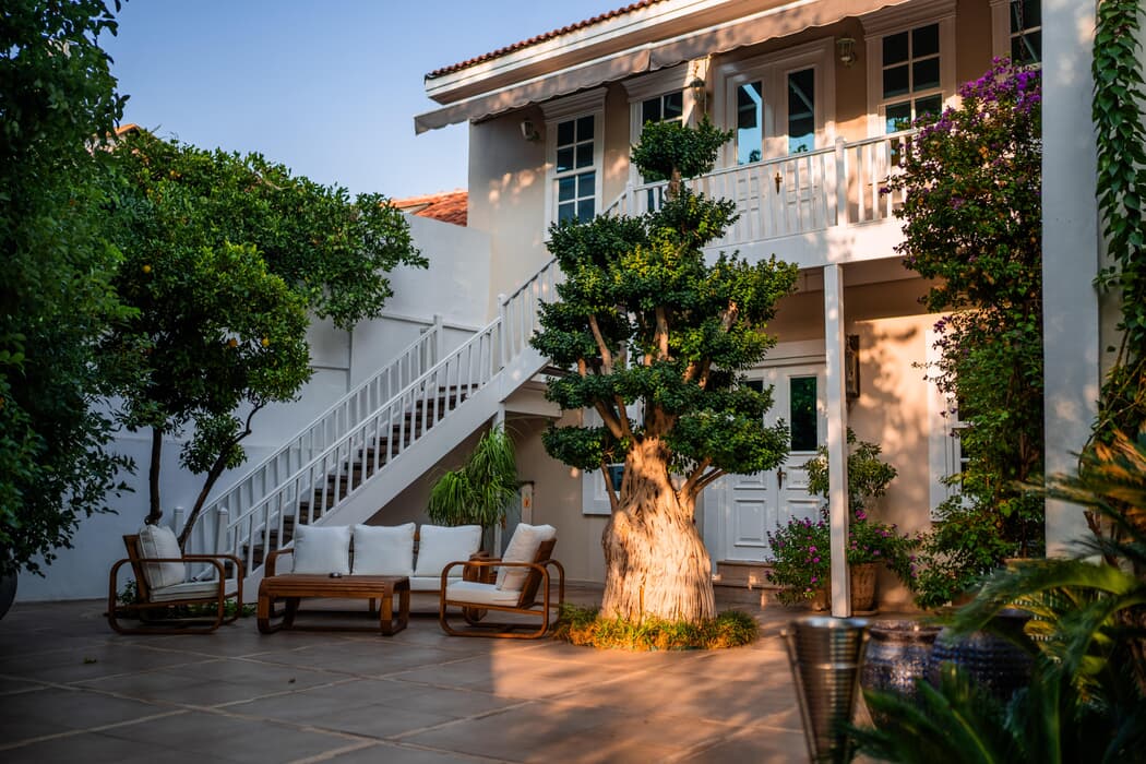 Elegance East Hotel