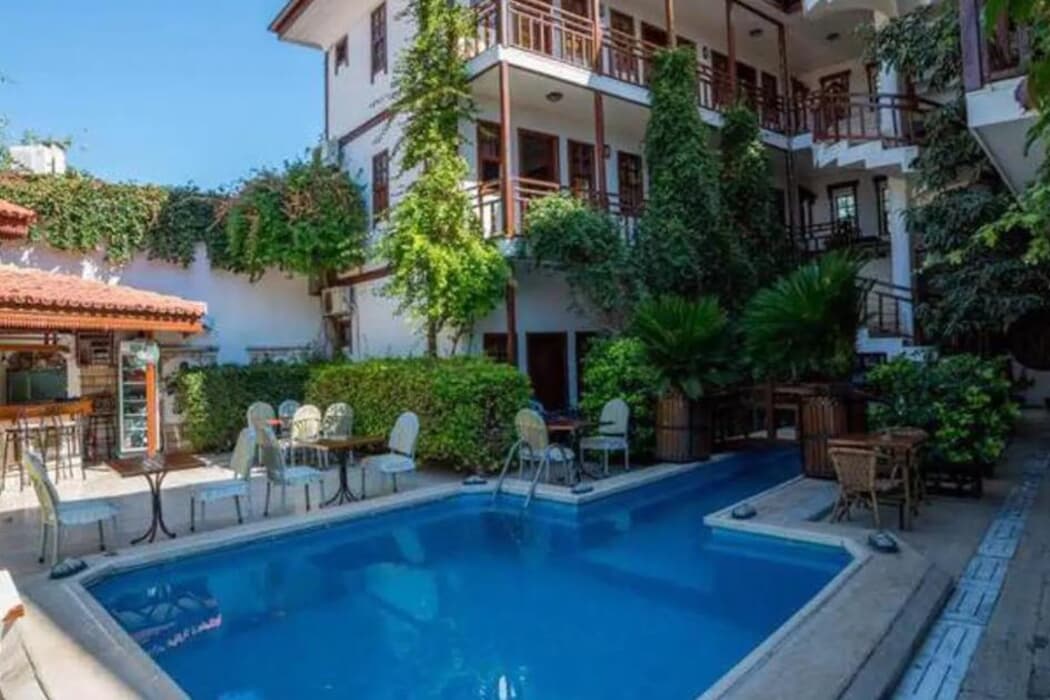 Karyatit Hotel