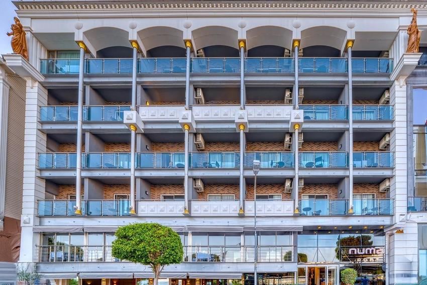 Numa Port Hotel