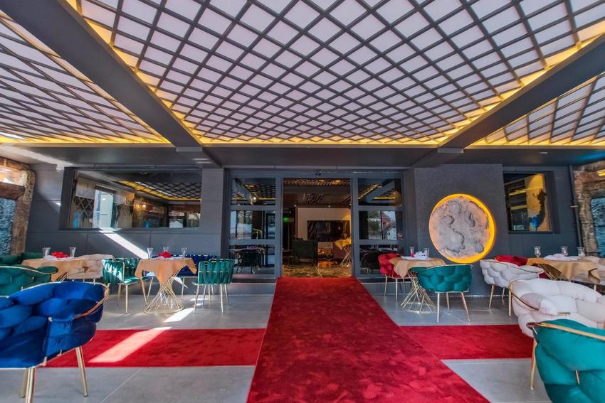 Moonday Hotel