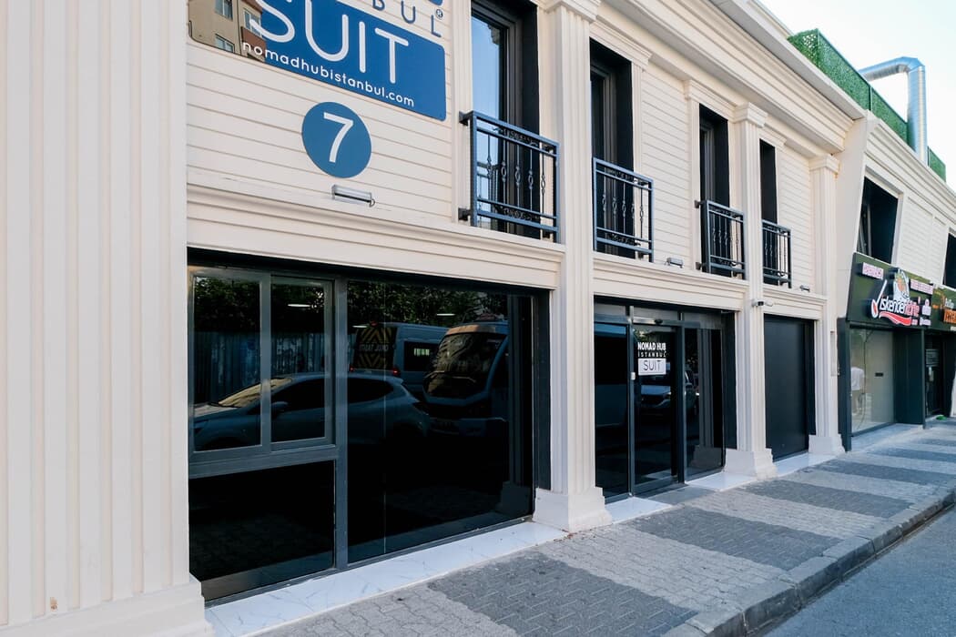 Nomad Hub Istanbul Suit
