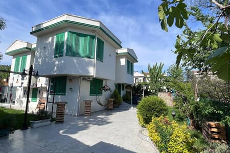 Yeşil Panjurlu Bahçeli Villa