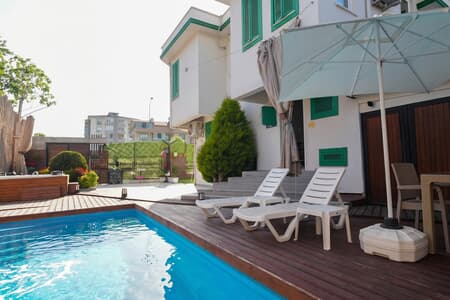 Yeşil Panjurlu Bahçeli Villa