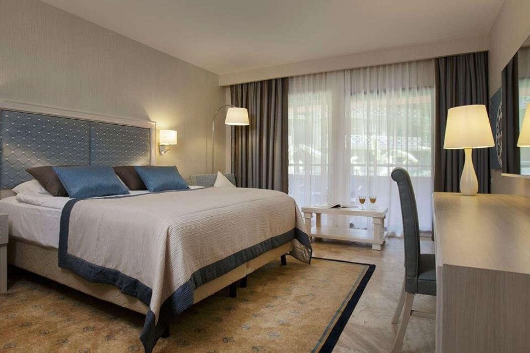 En az 3 yetişkin, En fazla 4 yetişkin veya 3 yetişkin + 1 çocuk.