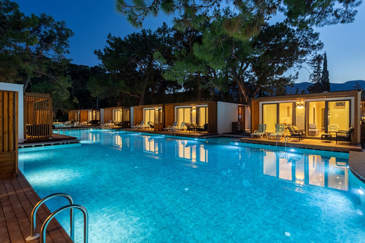 En az 3 yetişkin, En fazla 4 yetişkin veya 3 yetişkin + 1 çocuk.