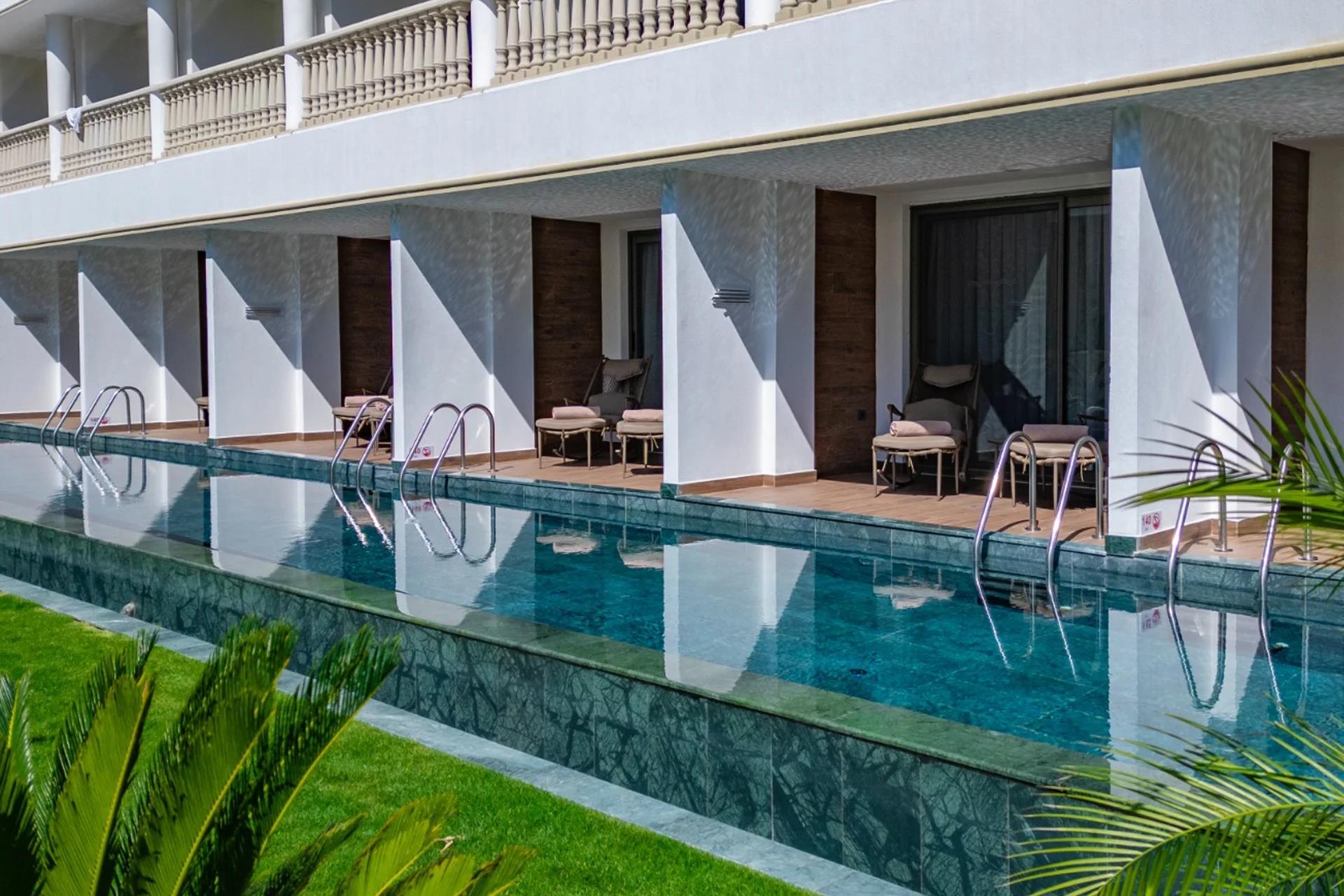 En fazla 3 yetişkin.