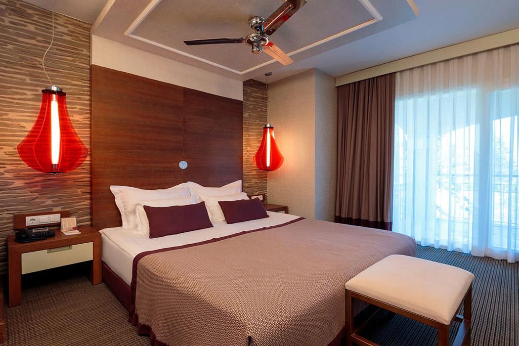 En az 2 yetişkin, En fazla 4 yetişkin veya 3 yetişkin + 1 çocuk.