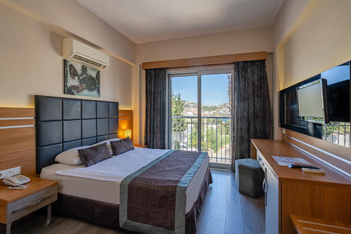 En fazla 2 yetişkin + 1 bebek (0-2 yaş).