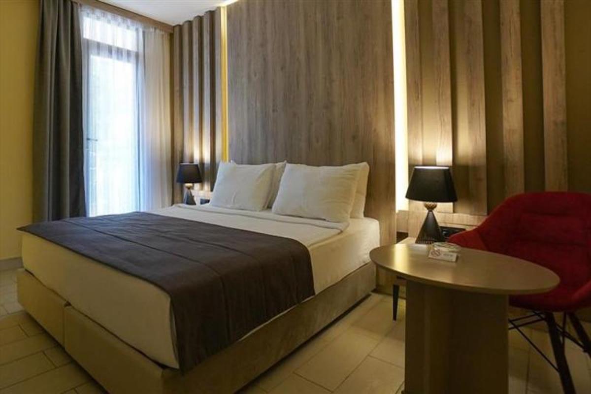 En fazla 2 yetişkin + 1 bebek (0-2 yaş).