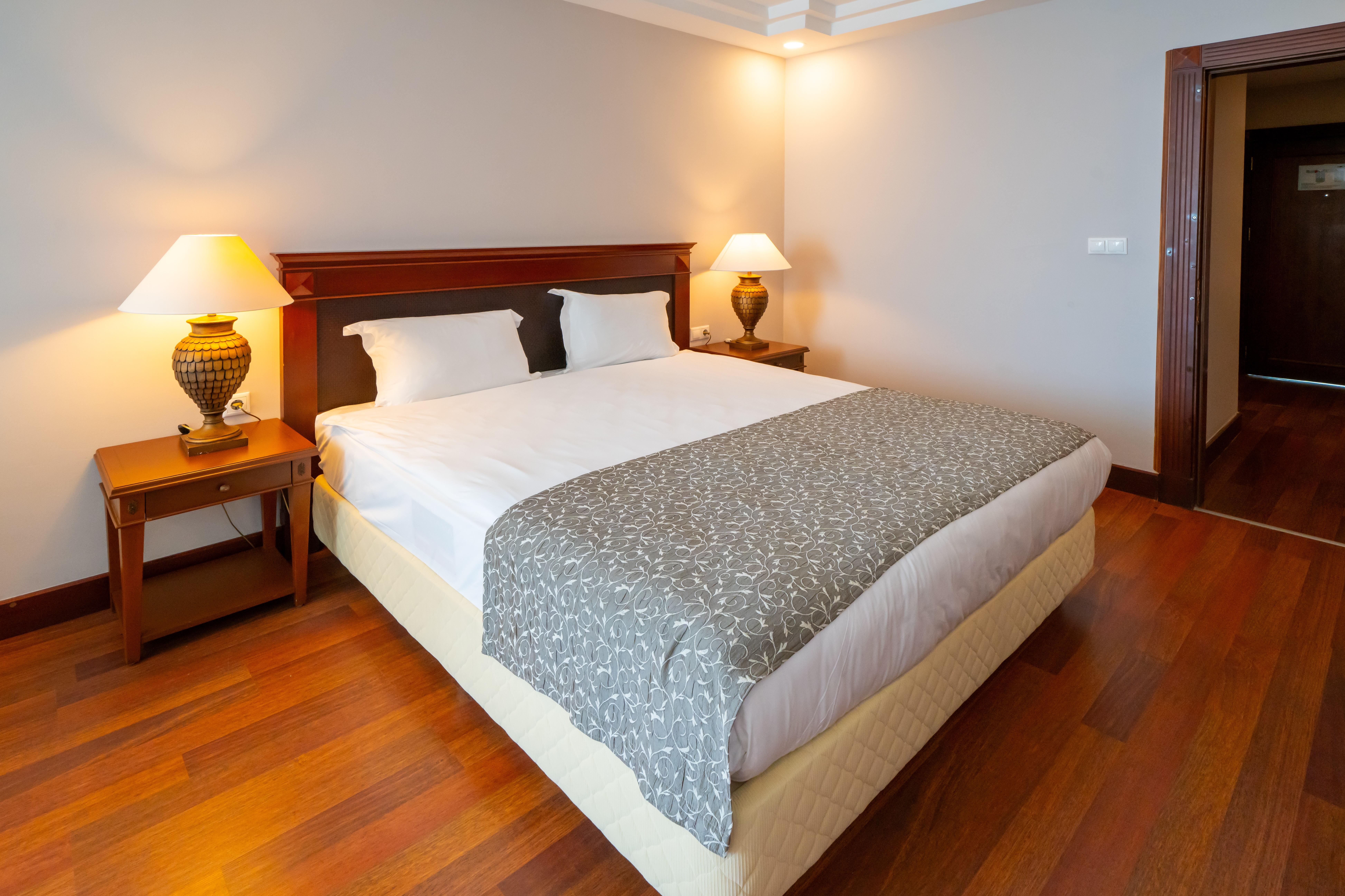 En az 3 yetişkin, En fazla 5 yetişkin + 1 çocuk veya 4 yetişkin + 1 çocuk.