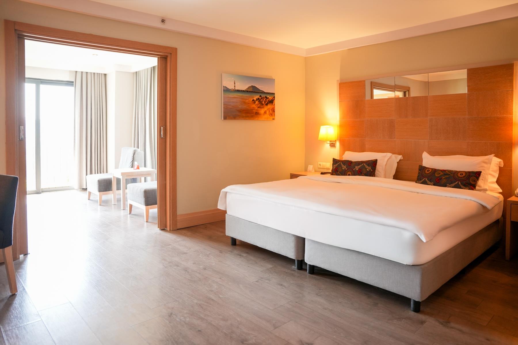 En fazla 2 yetişkin + 1 çocuk + 1 bebek (0-2 yaş) veya 1 yetişkin + 1 çocuk + 1 bebek (0-2 yaş).