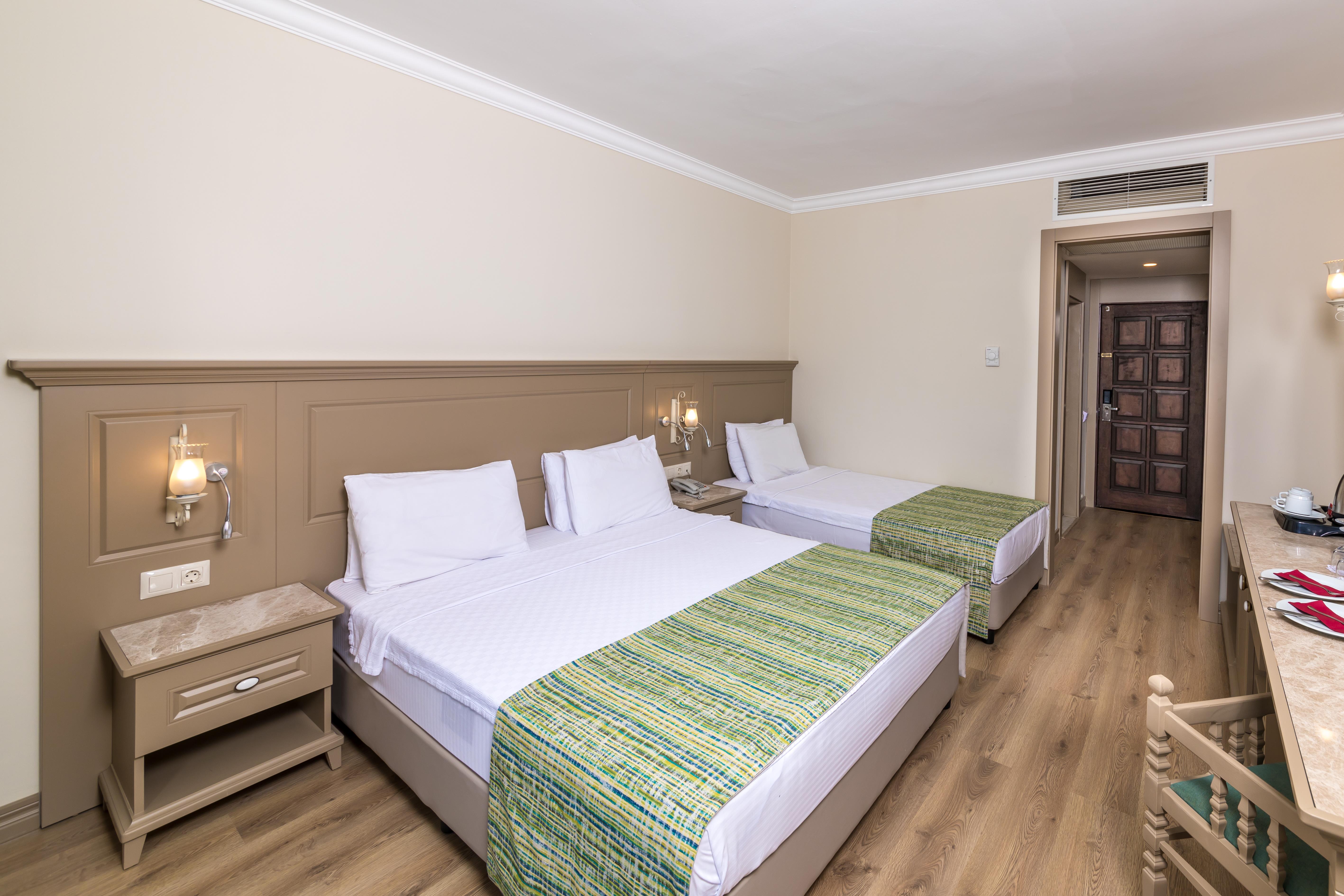 En fazla 3 yetişkin veya 2 yetişkin + 1 çocuk.