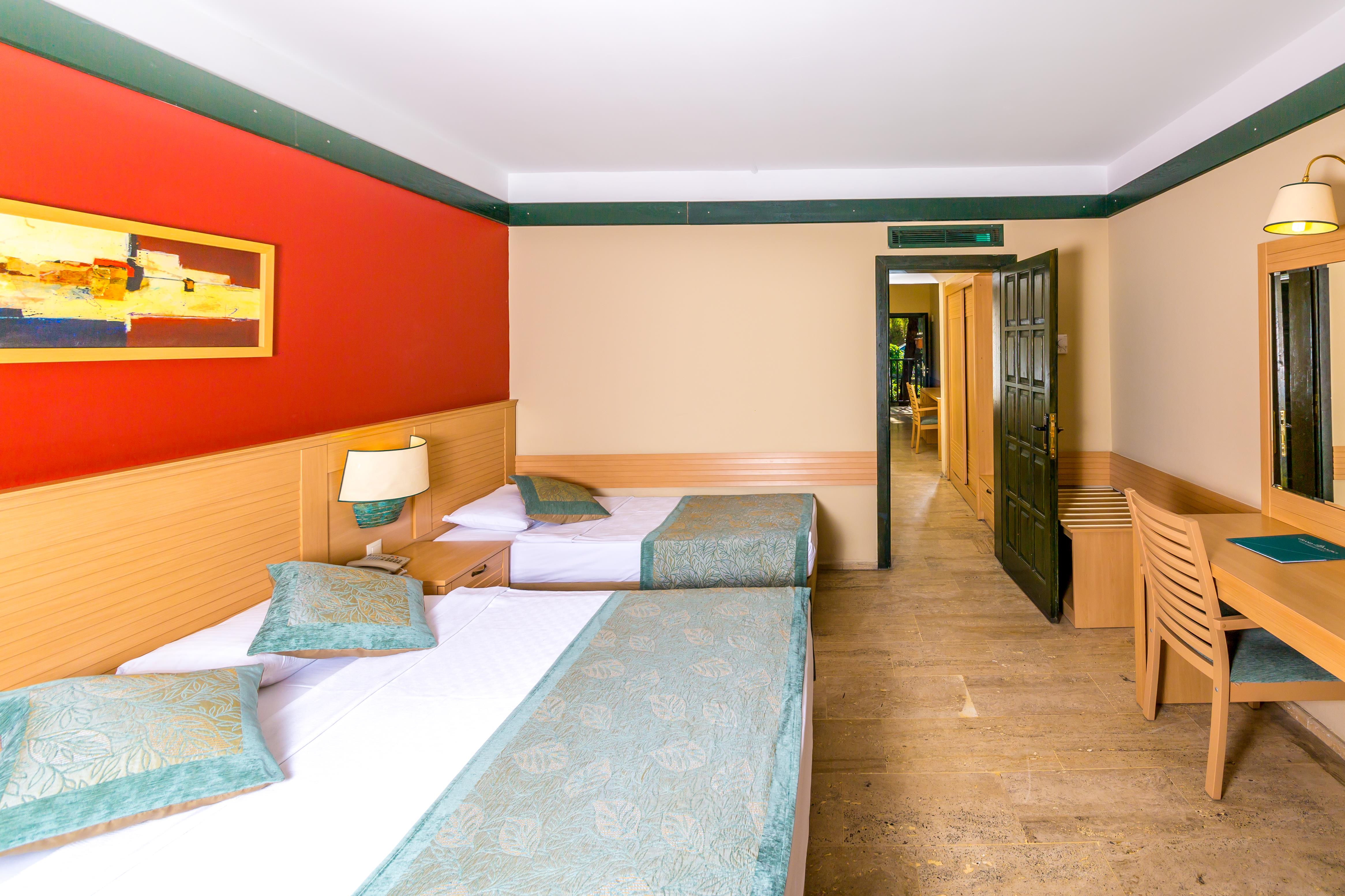 En az 2 yetişkin, En fazla 4 yetişkin veya 3 yetişkin + 1 çocuk.