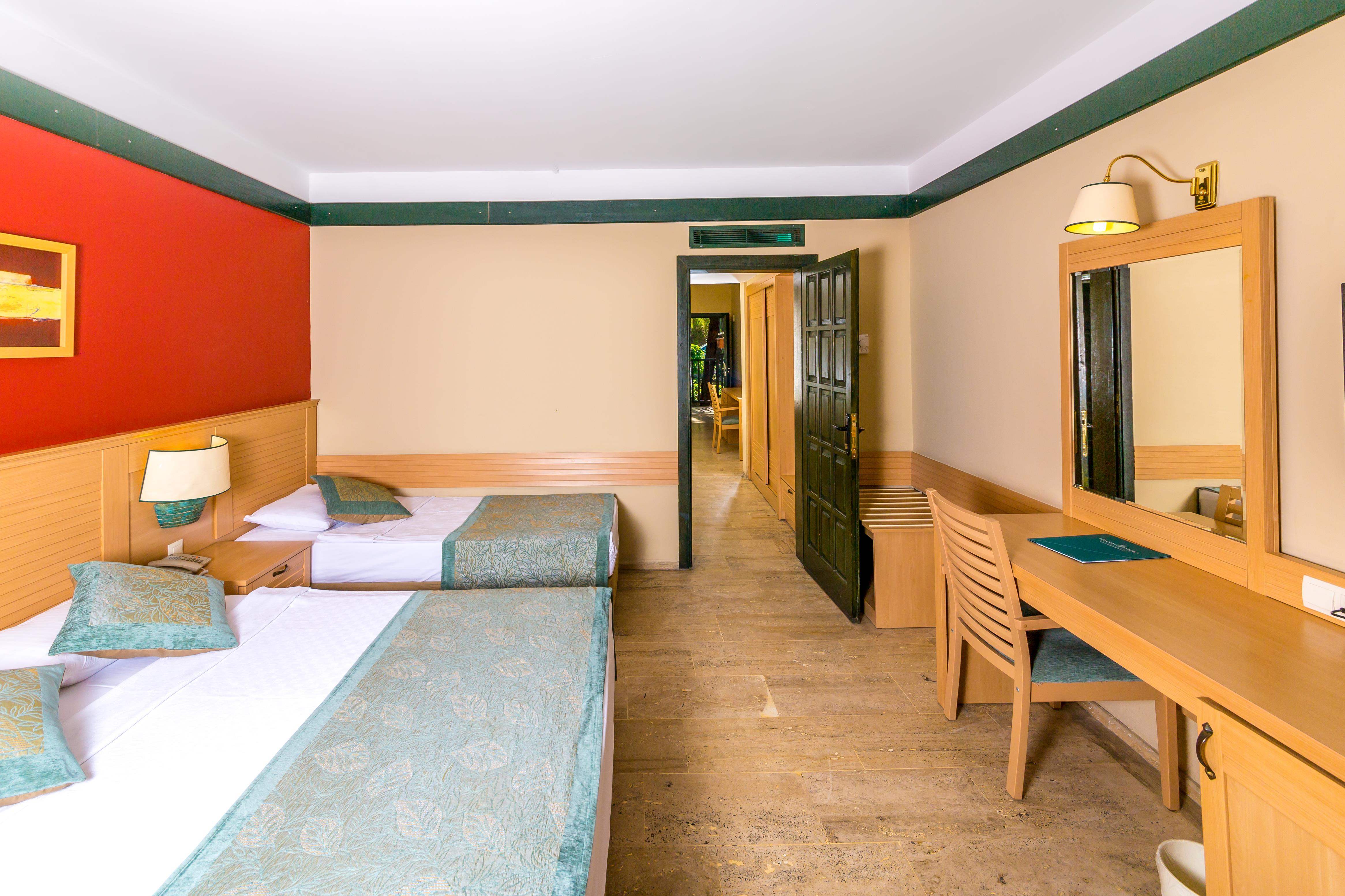 En az 2 yetişkin, En fazla 4 yetişkin veya 3 yetişkin + 1 çocuk.