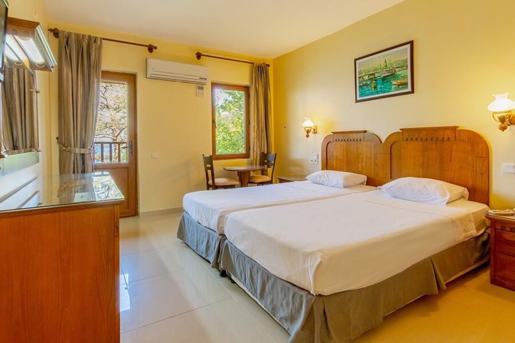 En fazla 3 yetişkin veya 2 yetişkin + 1 çocuk.