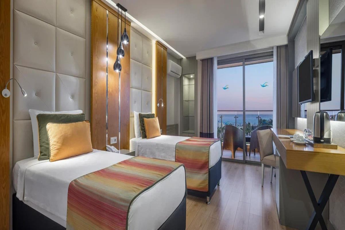 En az 3 yetişkin, En fazla 4 yetişkin + 1 çocuk veya 3 yetişkin + 2 çocuk.