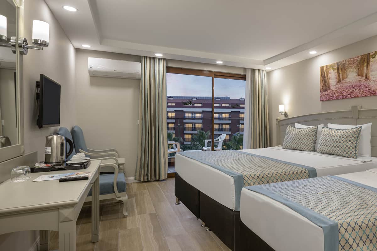 En az 3 yetişkin, En fazla 4 yetişkin + 2 çocuk veya 3 yetişkin + 2 çocuk.