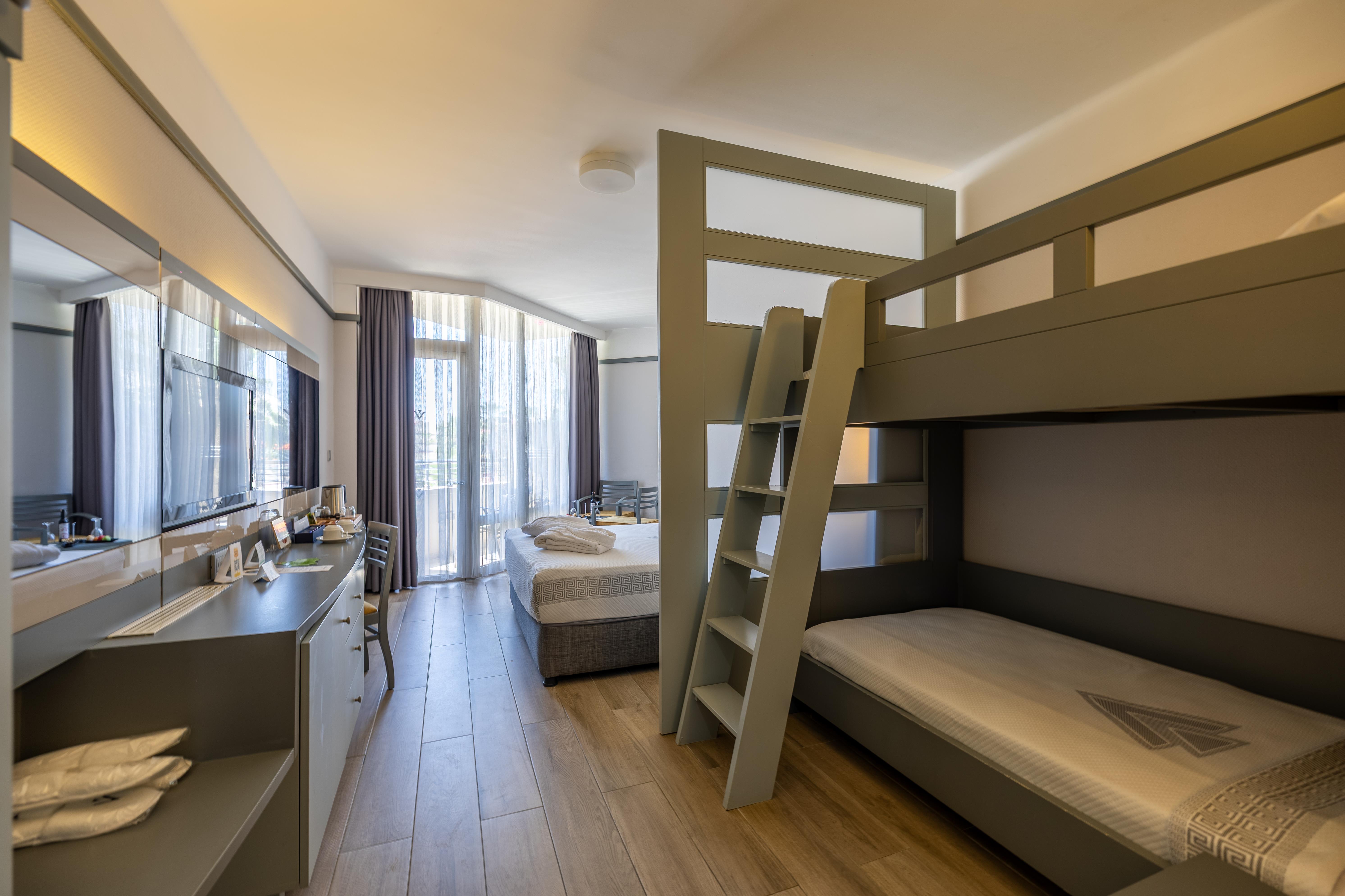 En az 2 yetişkin, En fazla 3 yetişkin + 1 çocuk veya 2 yetişkin + 2 çocuk.