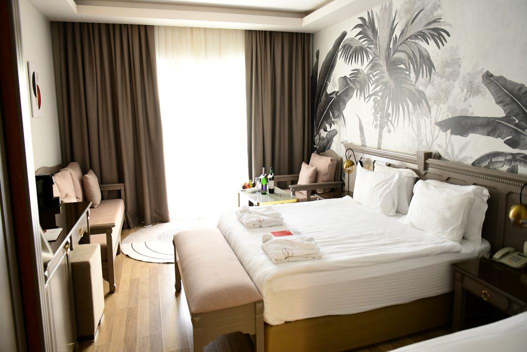 En fazla 3 yetişkin + 1 çocuk veya 2 yetişkin + 2 çocuk.