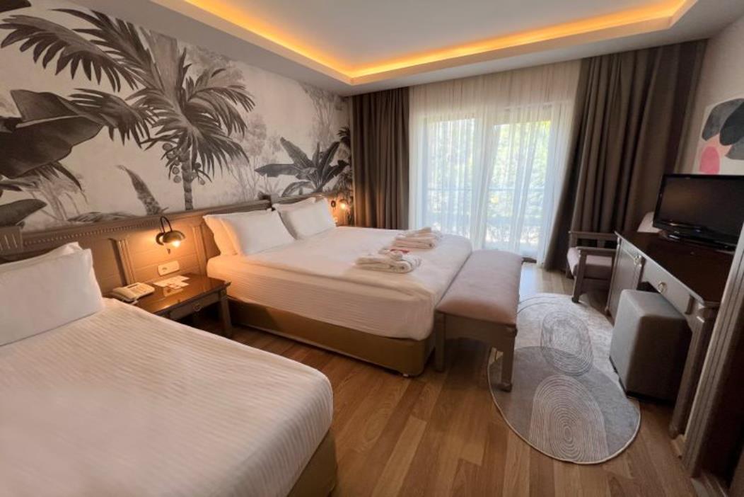 En az 3 yetişkin, En fazla 3 yetişkin + 1 çocuk.