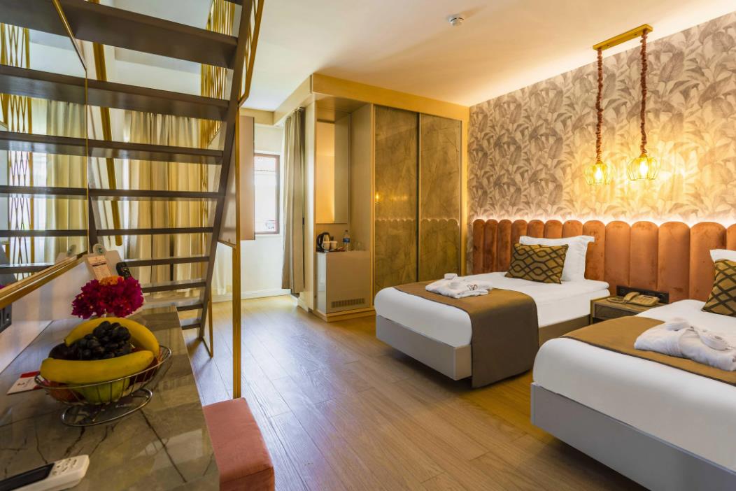 En az 3 yetişkin, En fazla 4 yetişkin + 1 çocuk veya 3 yetişkin + 2 çocuk.