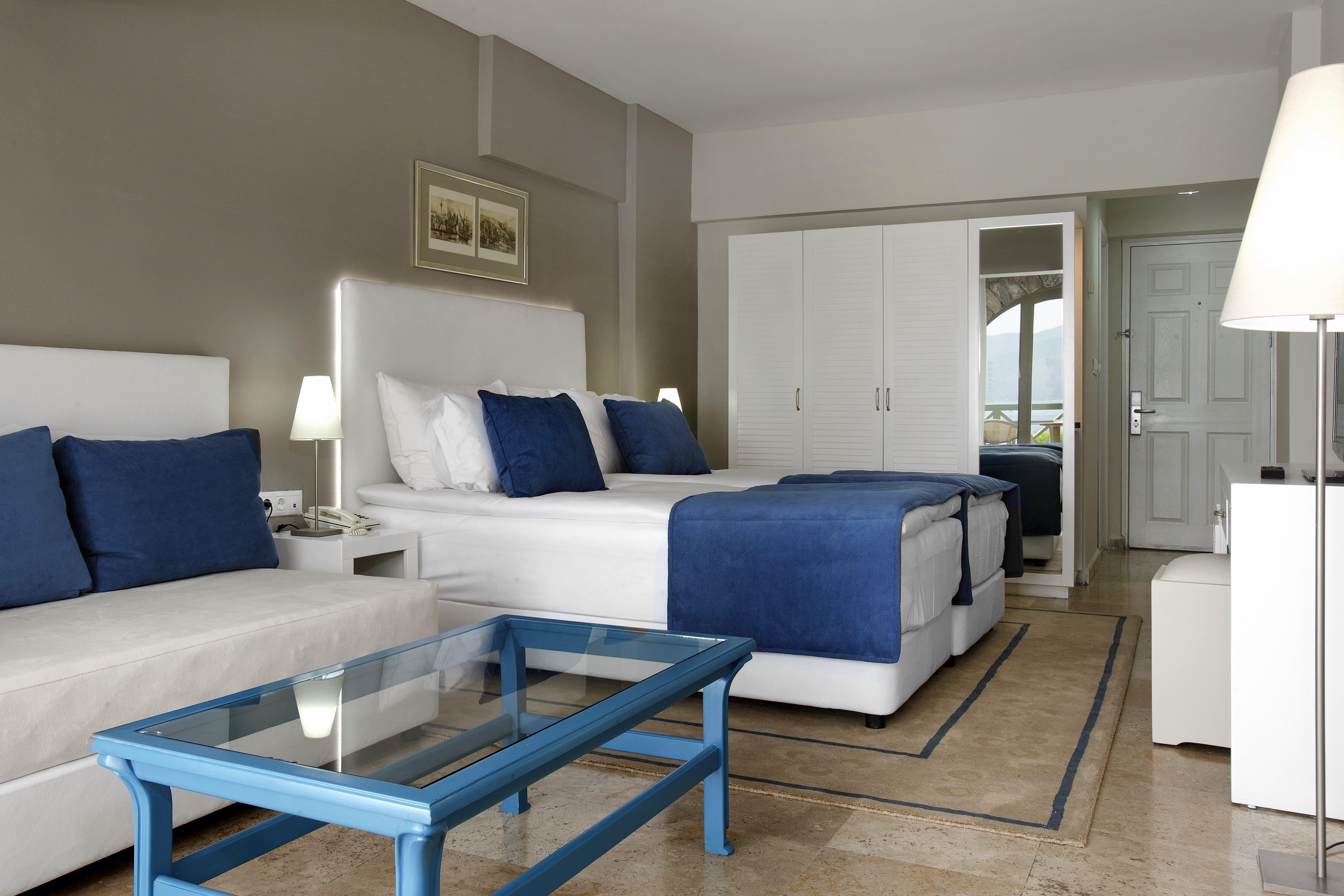 En fazla 3 yetişkin.