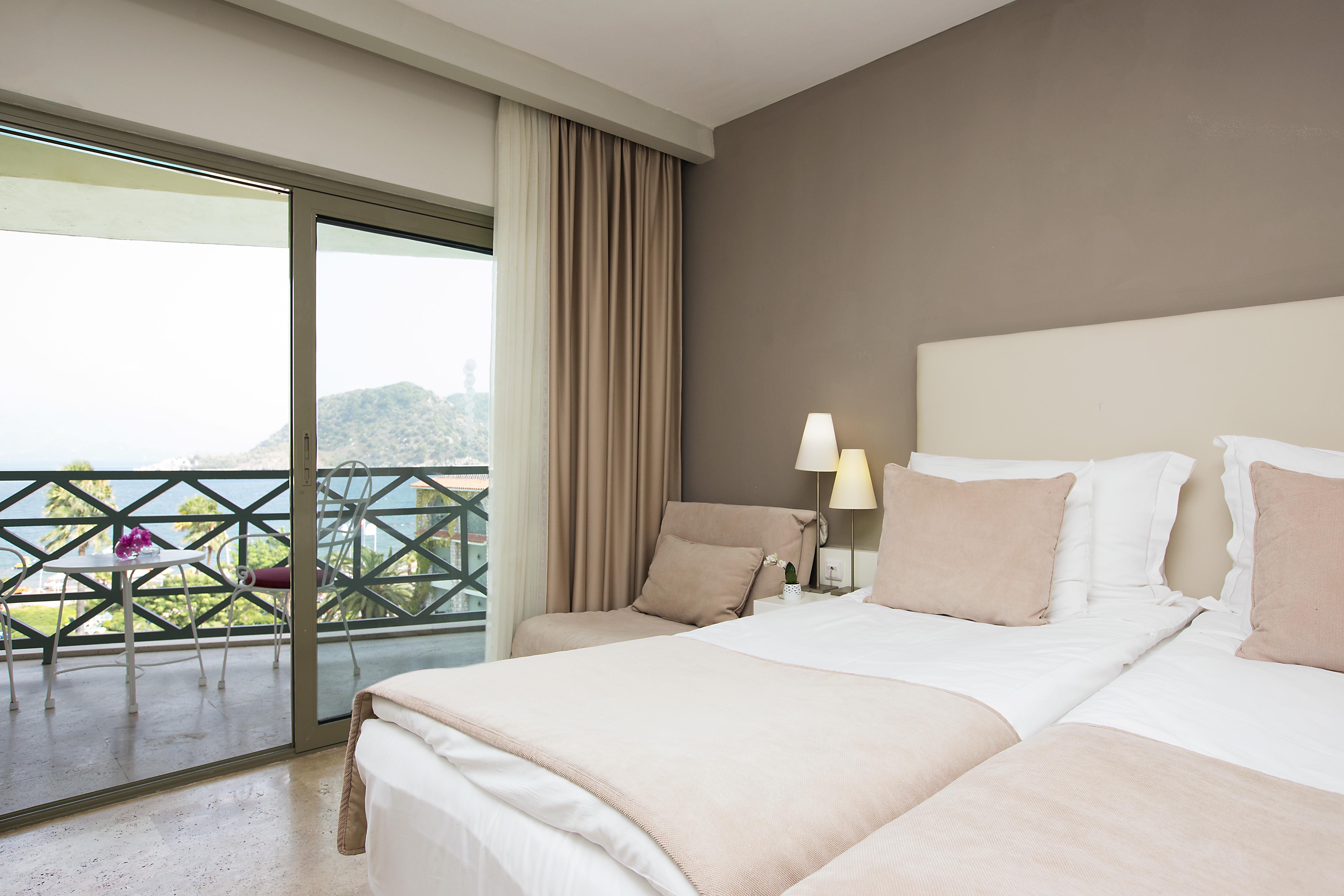 En fazla 3 yetişkin.