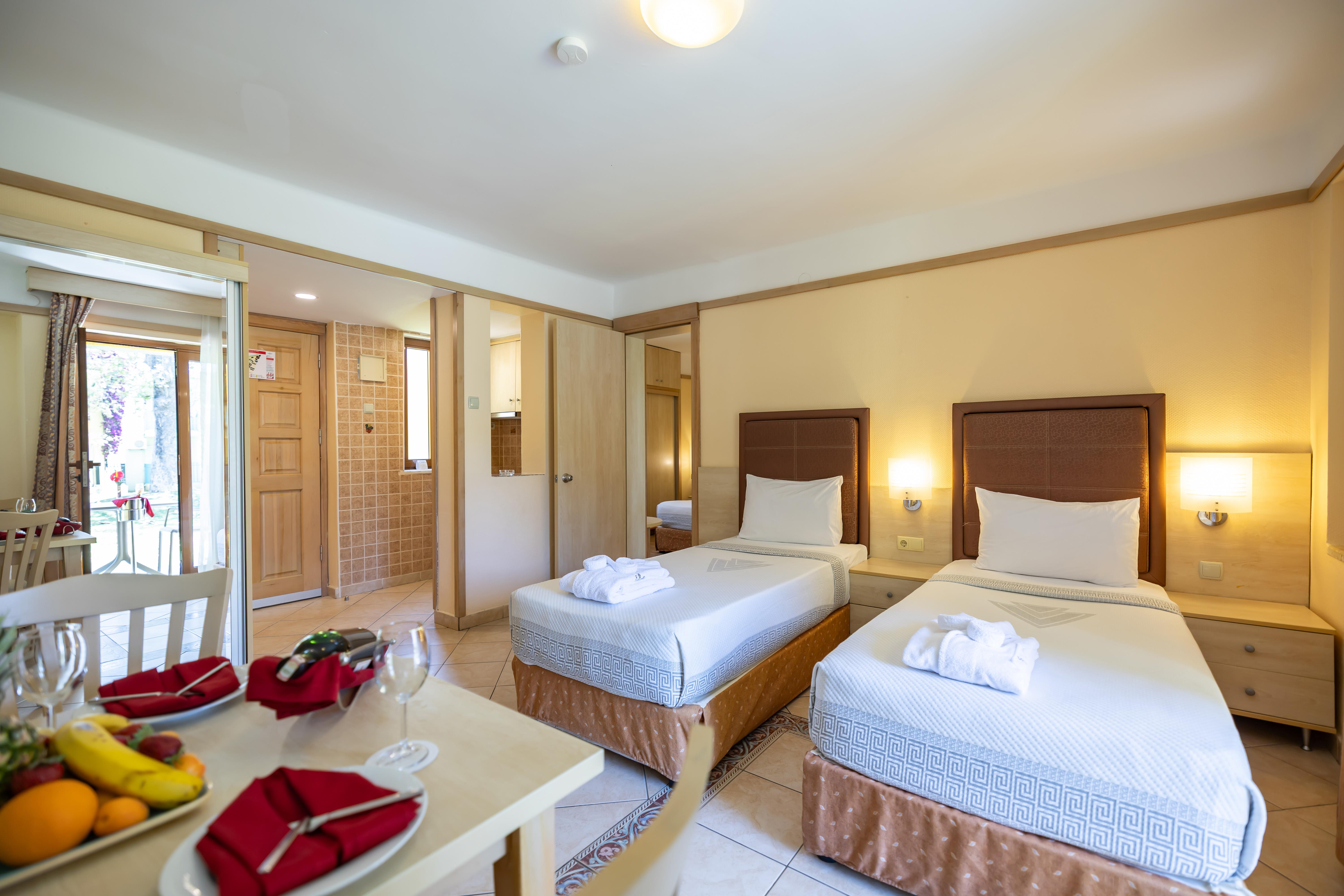 En az 2 yetişkin, En fazla 4 yetişkin veya 3 yetişkin + 1 çocuk.