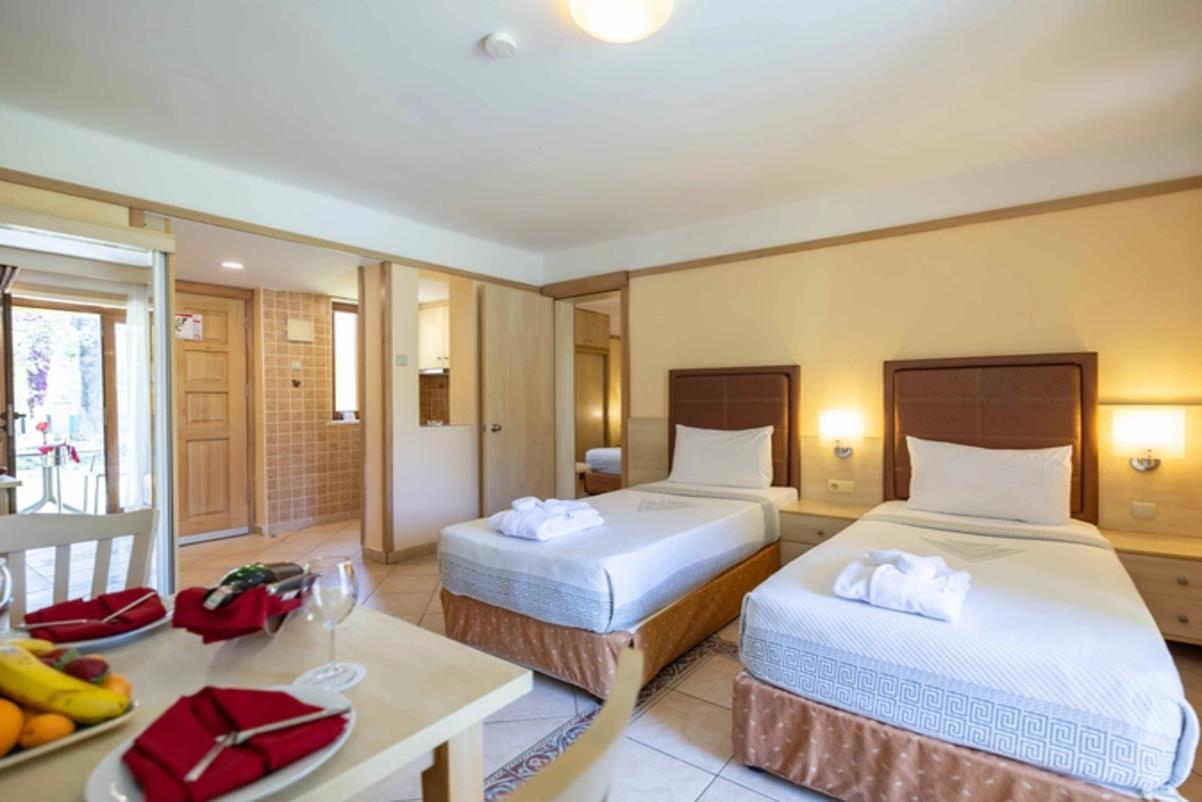 En az 2 yetişkin, En fazla 4 yetişkin veya 3 yetişkin + 1 çocuk.