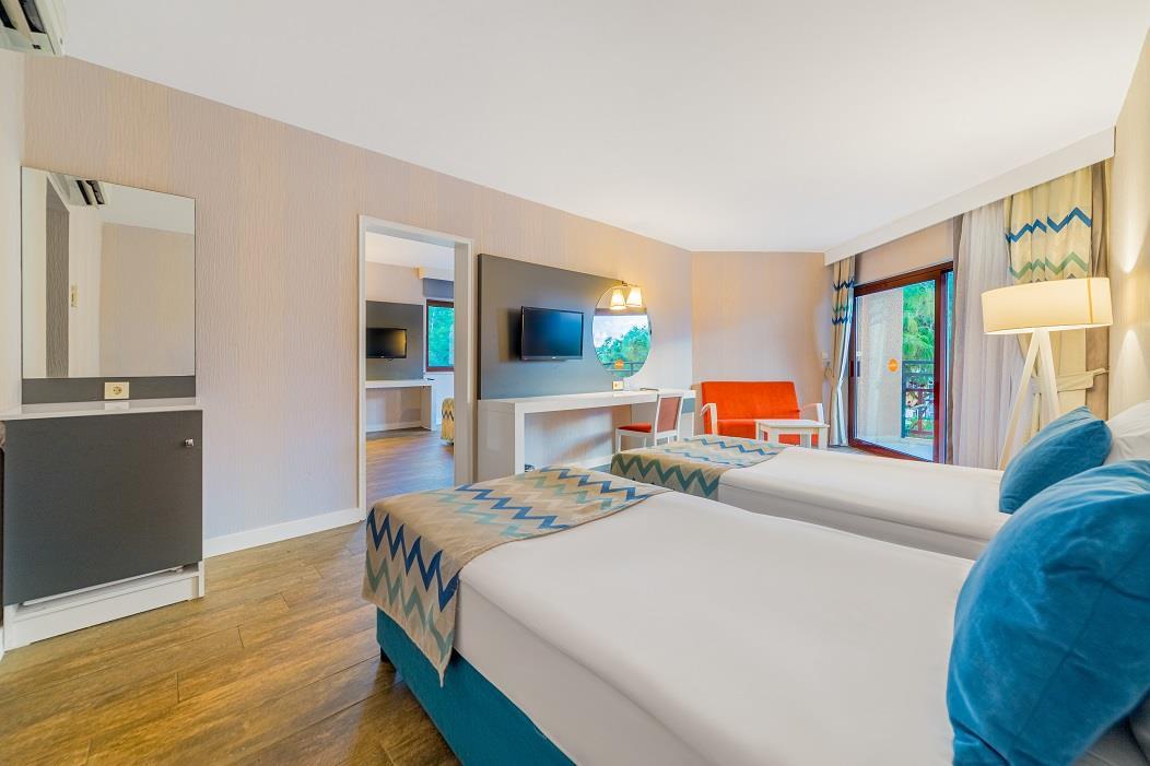 En az 3 yetişkin, En fazla 4 yetişkin veya 3 yetişkin + 2 çocuk.