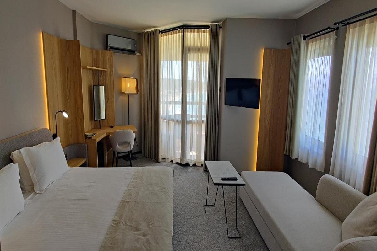 En fazla 3 yetişkin veya 3 yetişkin + 1 çocuk.