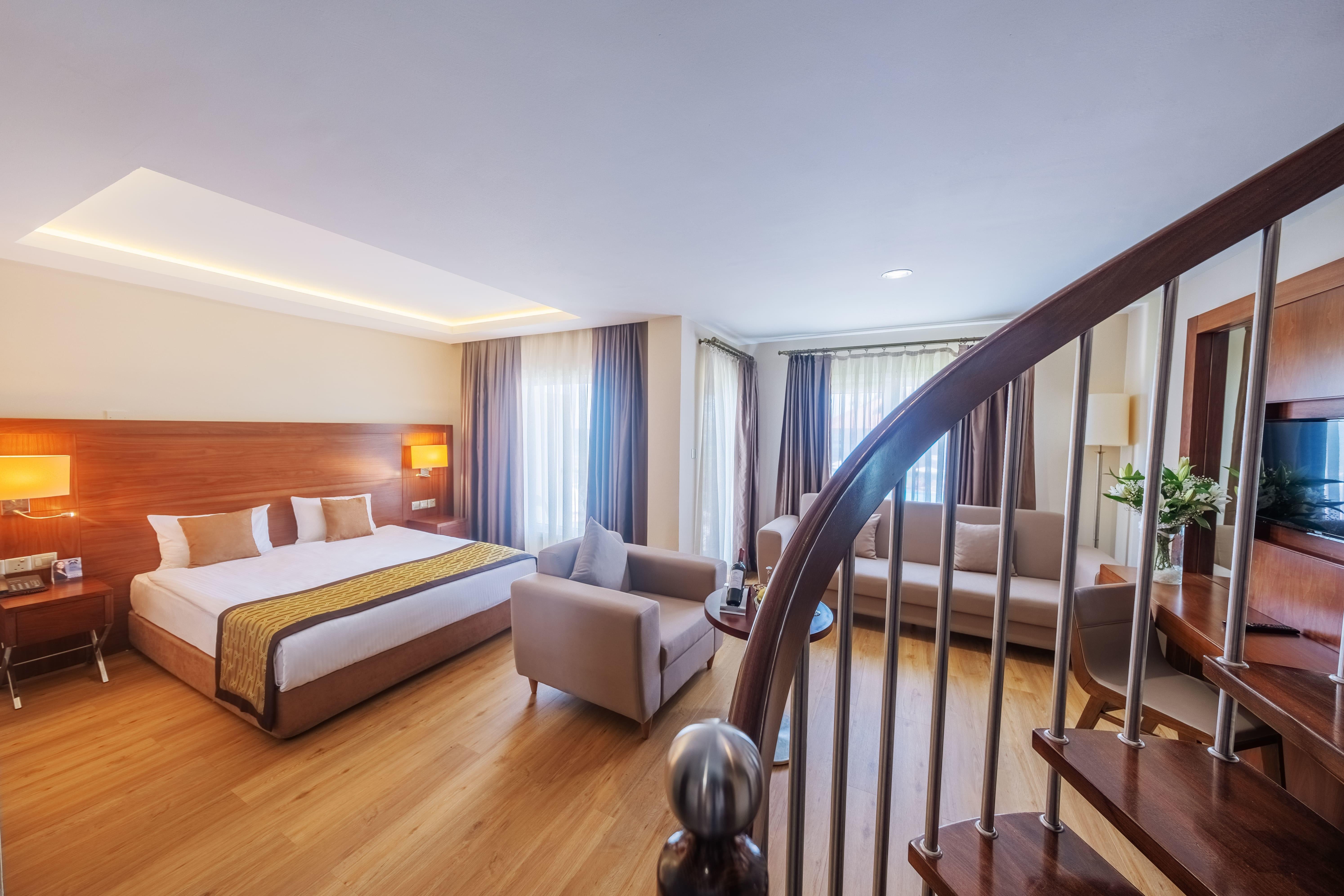 En az 4 yetişkin, En fazla 4 yetişkin + 2 çocuk.