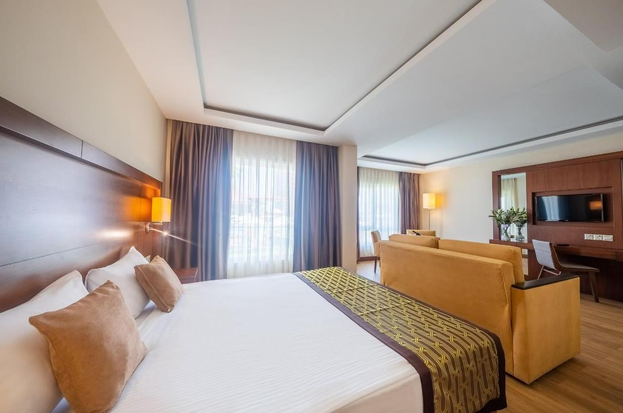 En az 3 yetişkin, En fazla 3 yetişkin + 1 çocuk.