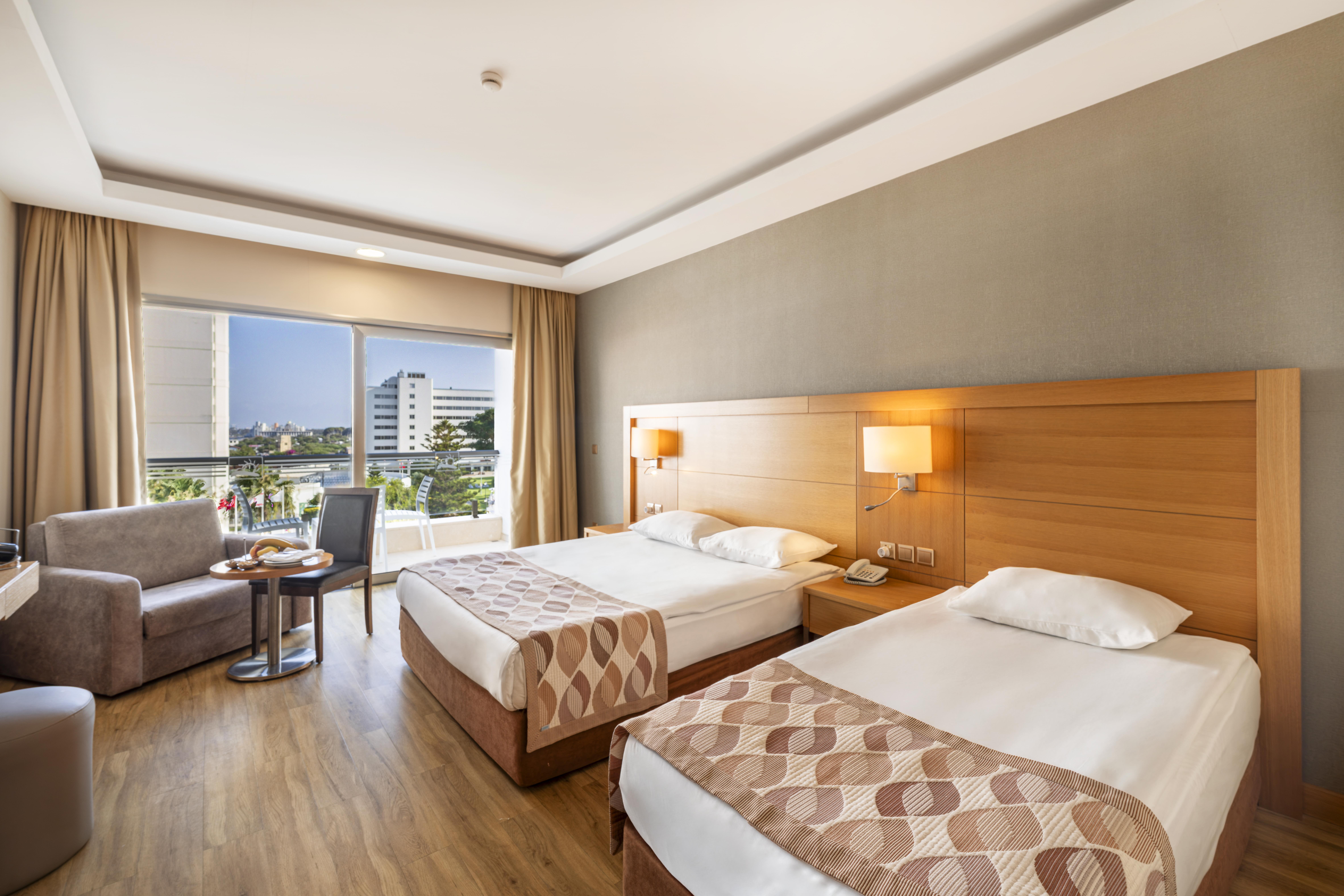 En fazla 3 yetişkin + 1 çocuk veya 2 yetişkin + 2 çocuk.