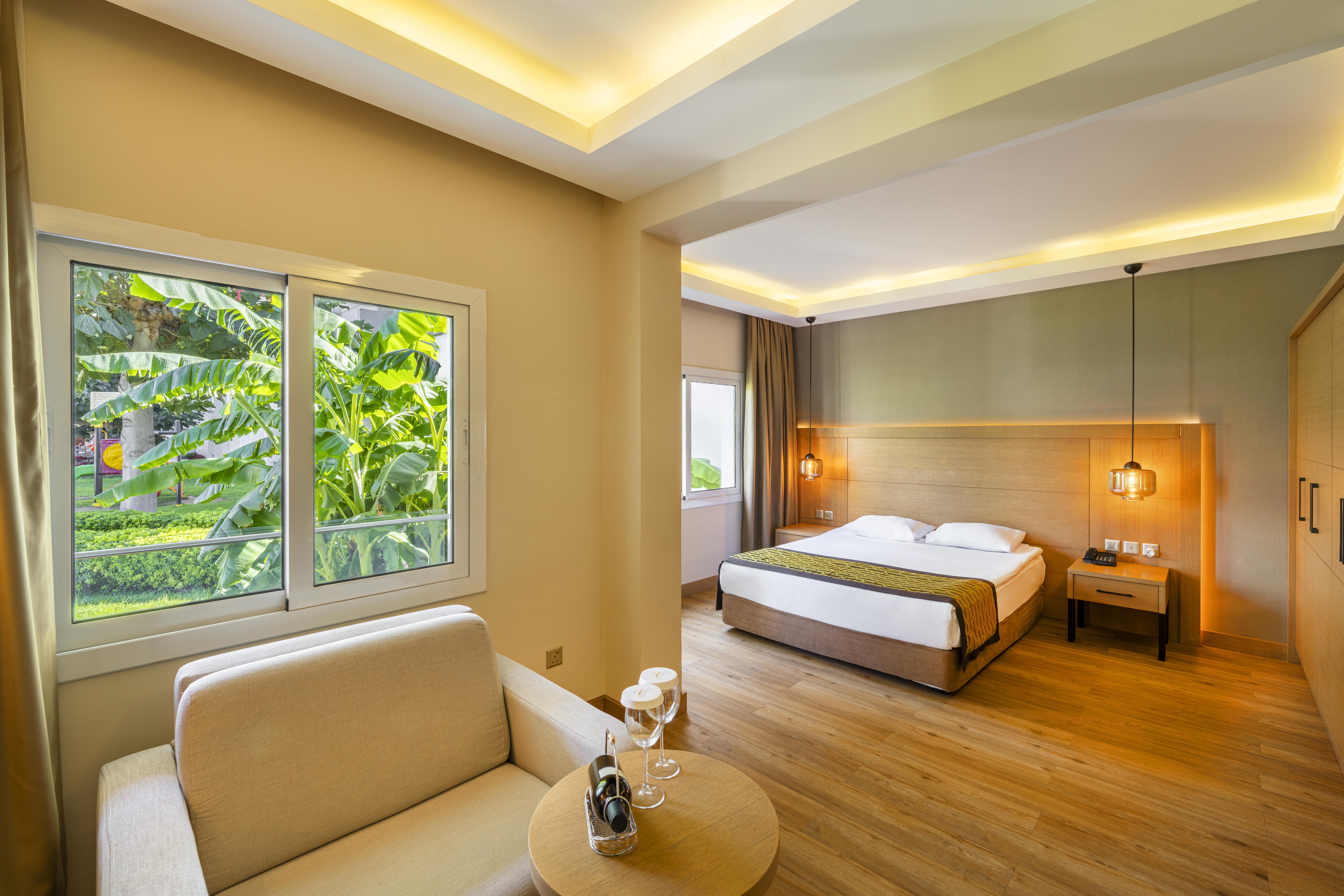 En az 3 yetişkin, En fazla 4 yetişkin veya 3 yetişkin + 2 çocuk.