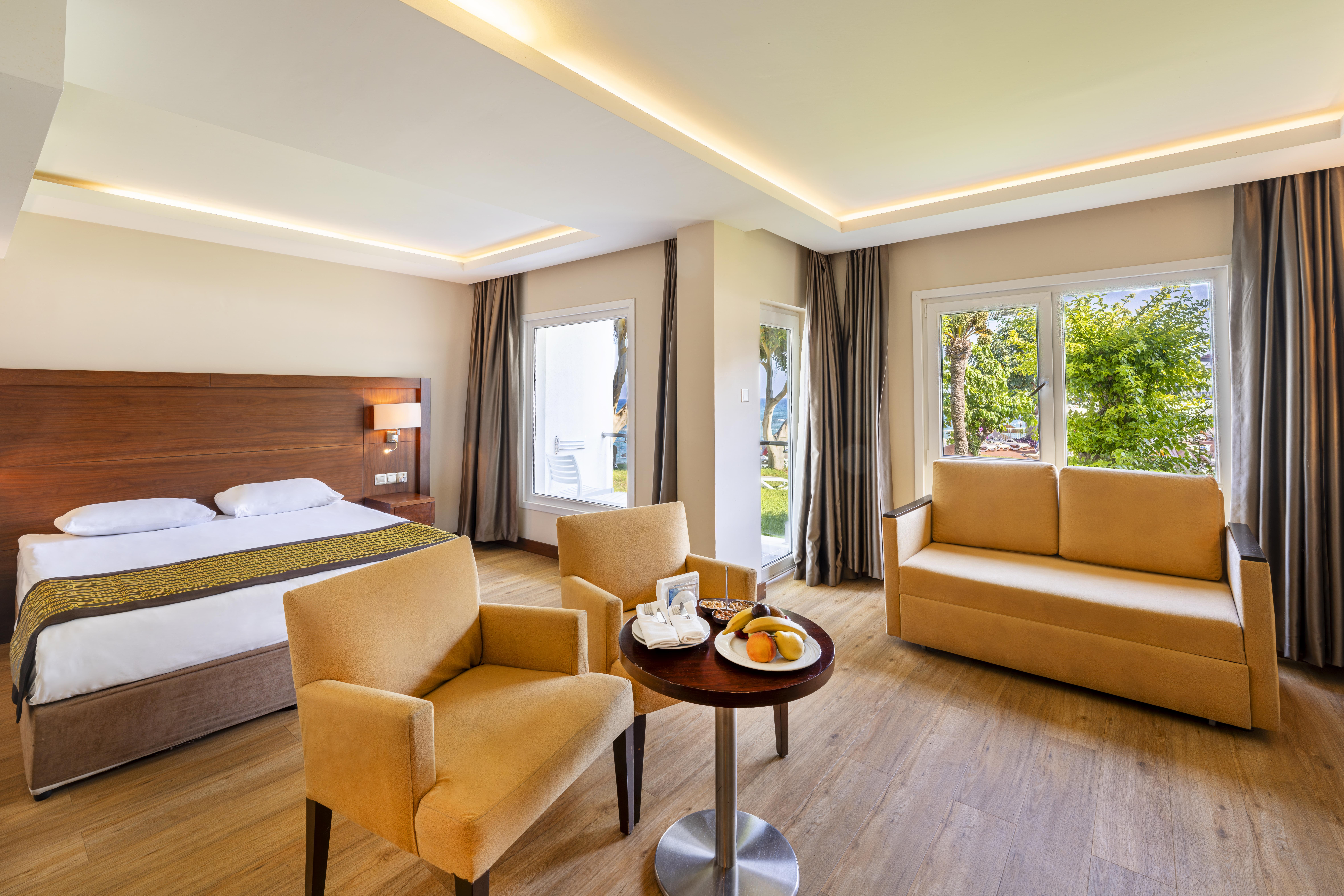 En az 3 yetişkin, En fazla 3 yetişkin + 1 çocuk.