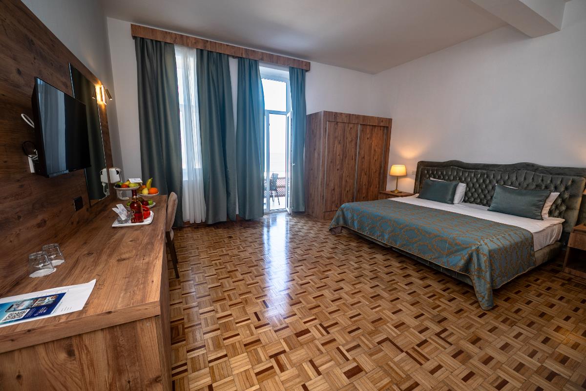 En fazla 3 yetişkin veya 2 yetişkin + 2 çocuk.