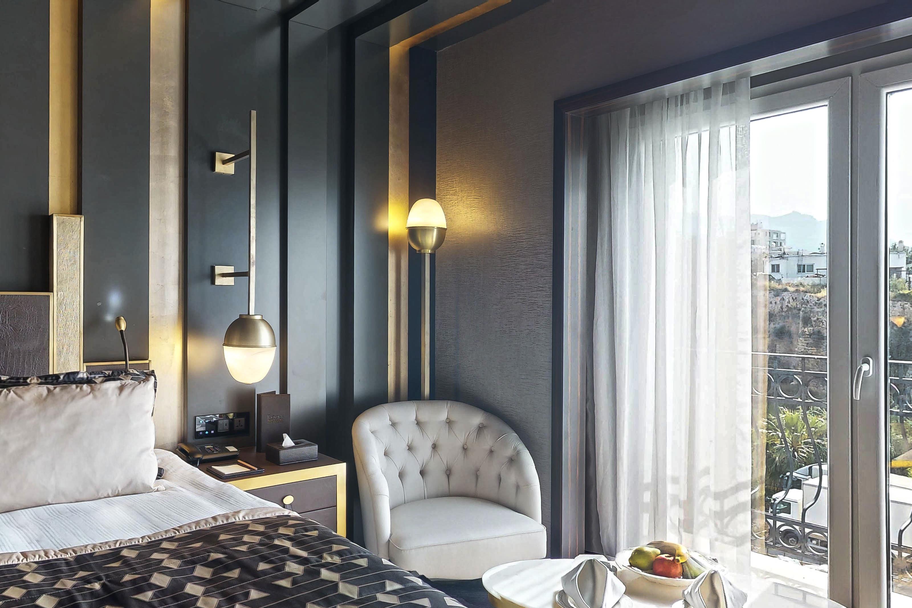 En fazla 3 yetişkin.