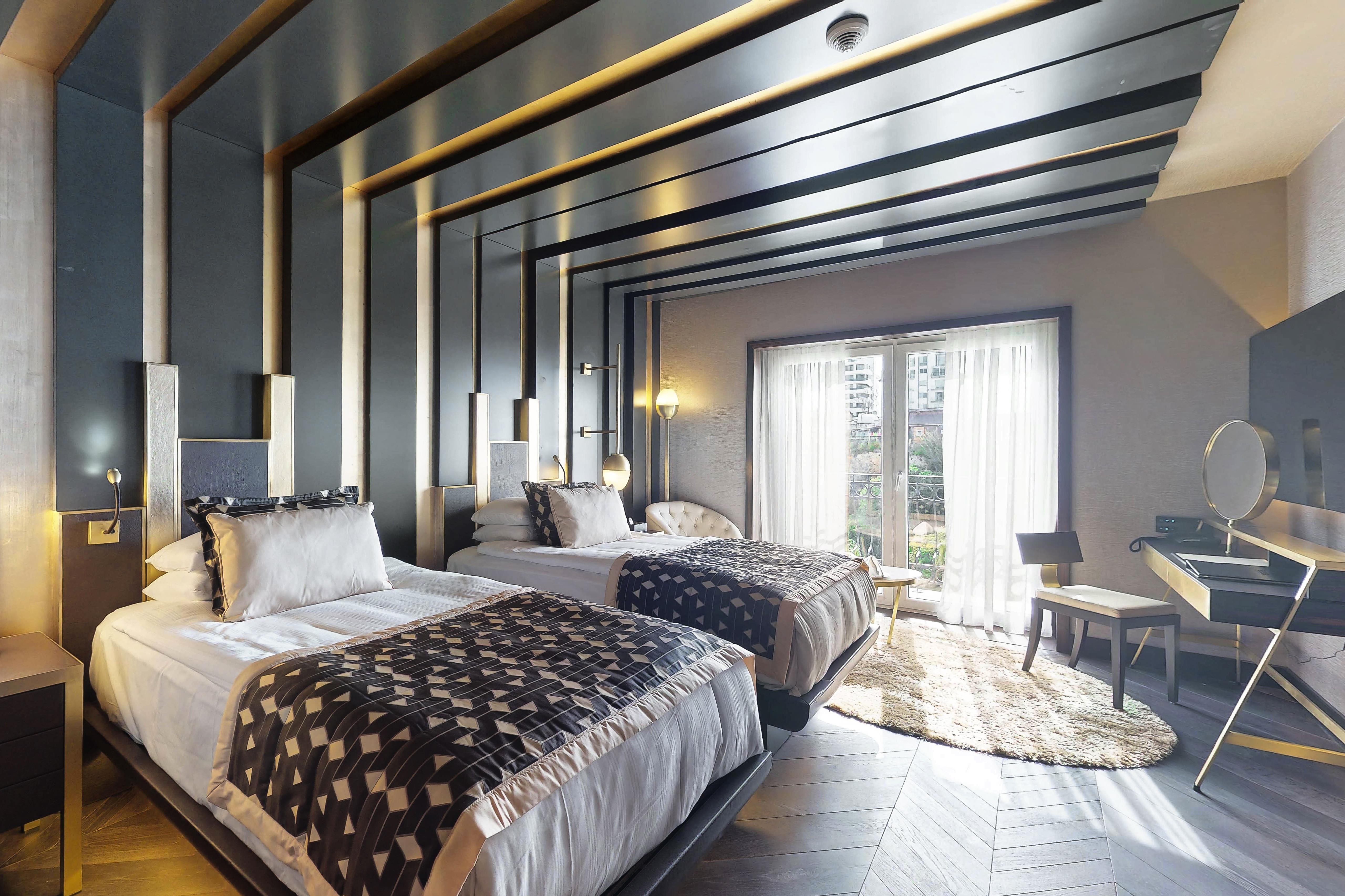 En fazla 3 yetişkin.