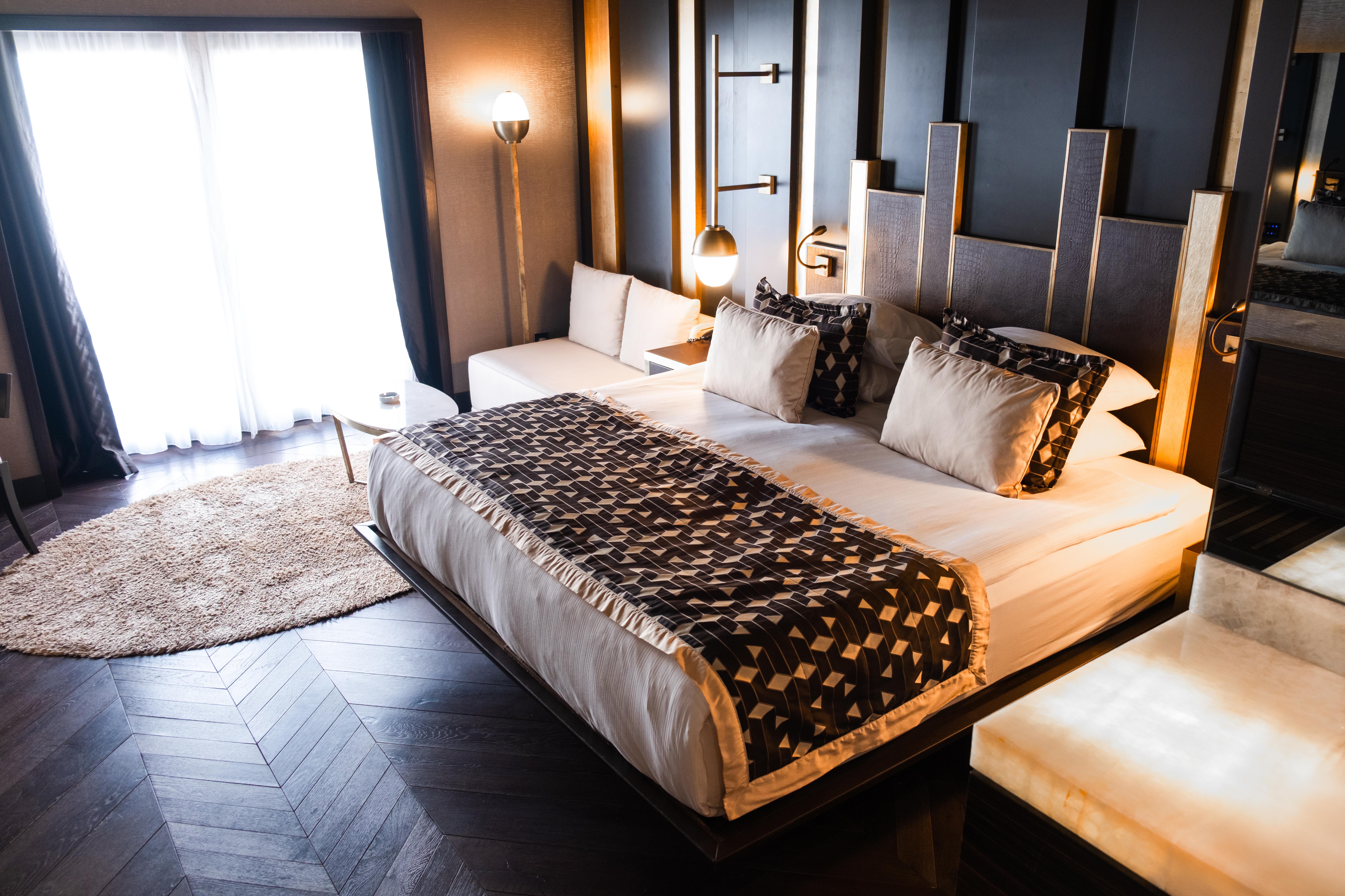 En fazla 3 yetişkin veya 2 yetişkin + 1 çocuk.