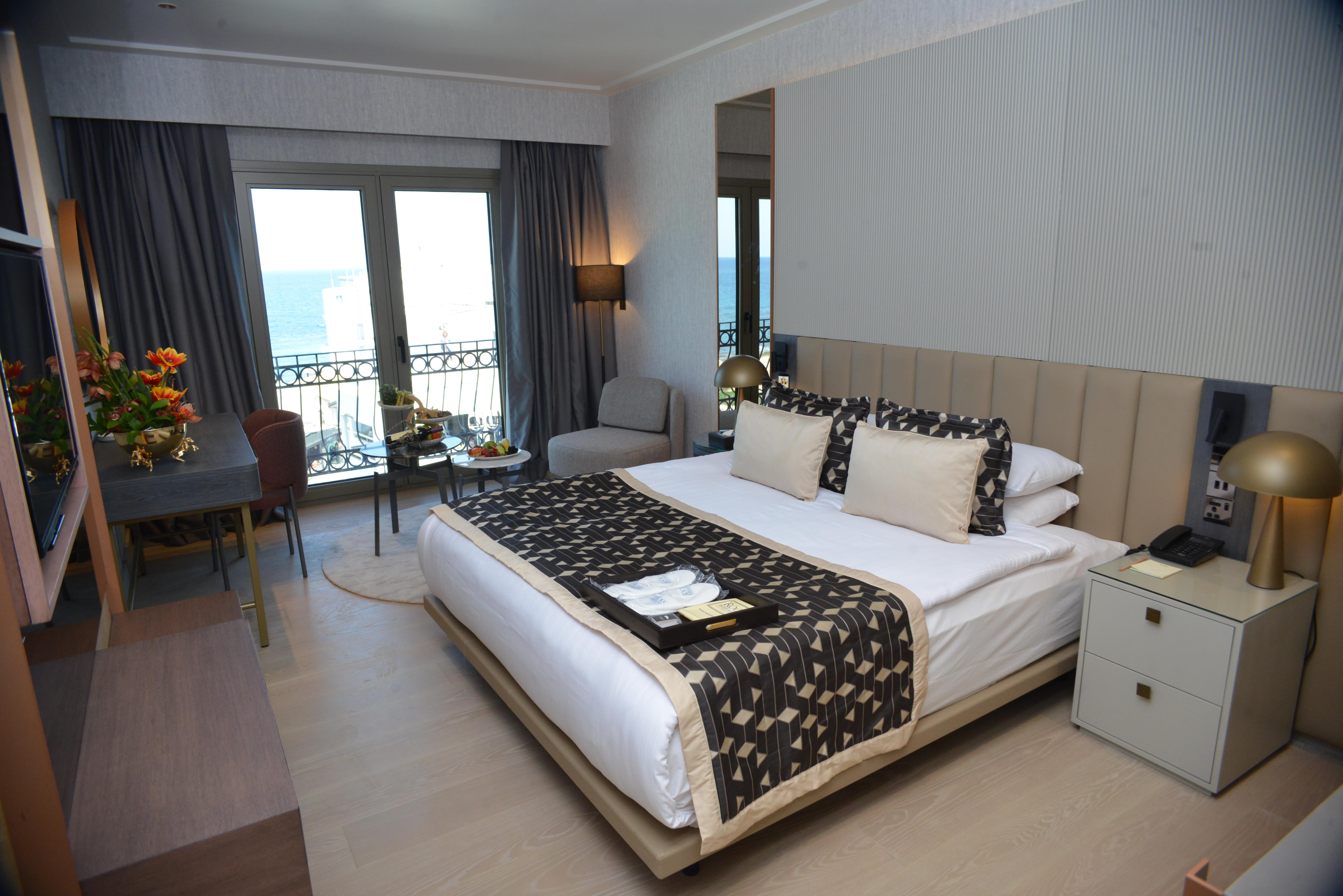 En fazla 3 yetişkin veya 2 yetişkin + 1 çocuk.