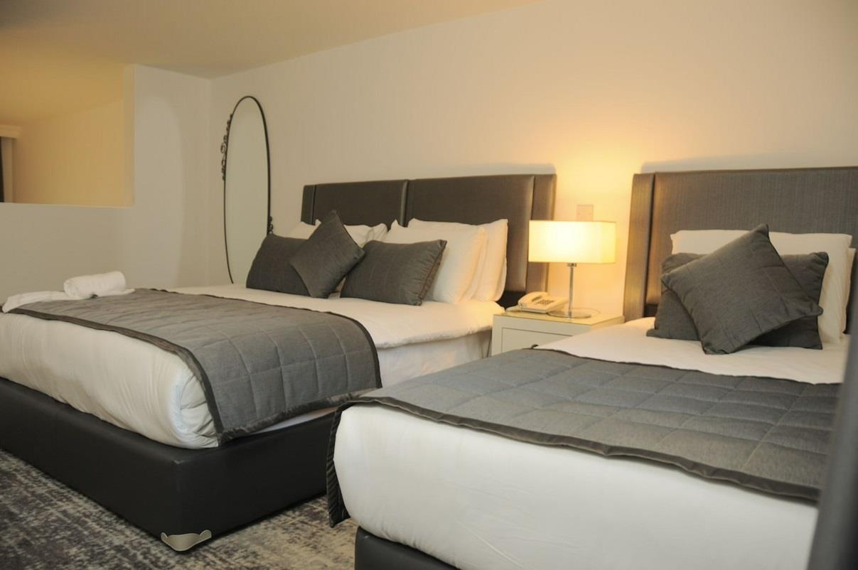 En fazla 3 yetişkin veya 2 yetişkin + 1 çocuk.