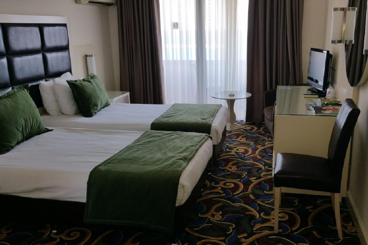 En fazla 3 yetişkin veya 2 yetişkin + 1 çocuk.