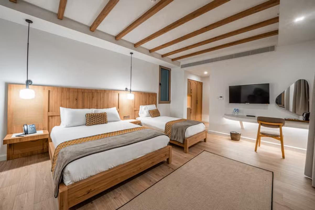 En fazla 4 yetişkin veya 3 yetişkin + 1 çocuk.