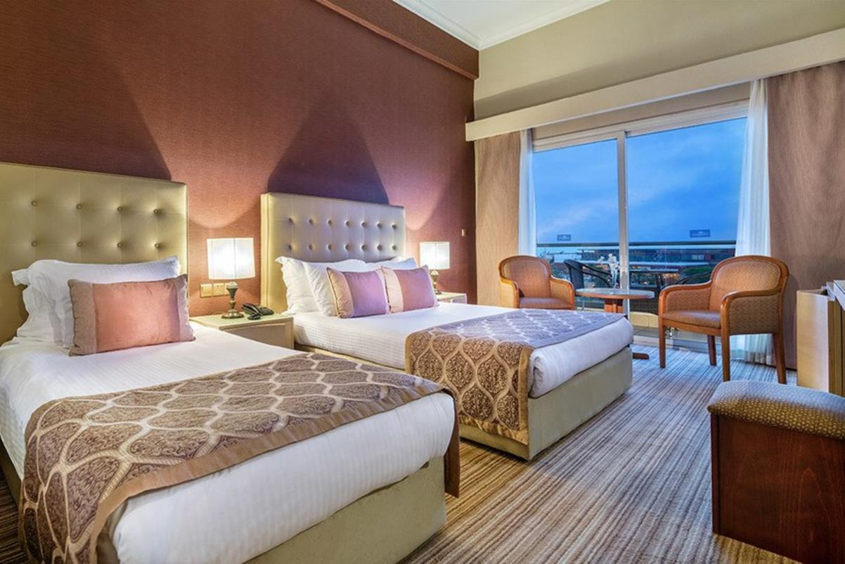 En fazla 3 yetişkin + 1 çocuk veya 2 yetişkin + 2 çocuk.