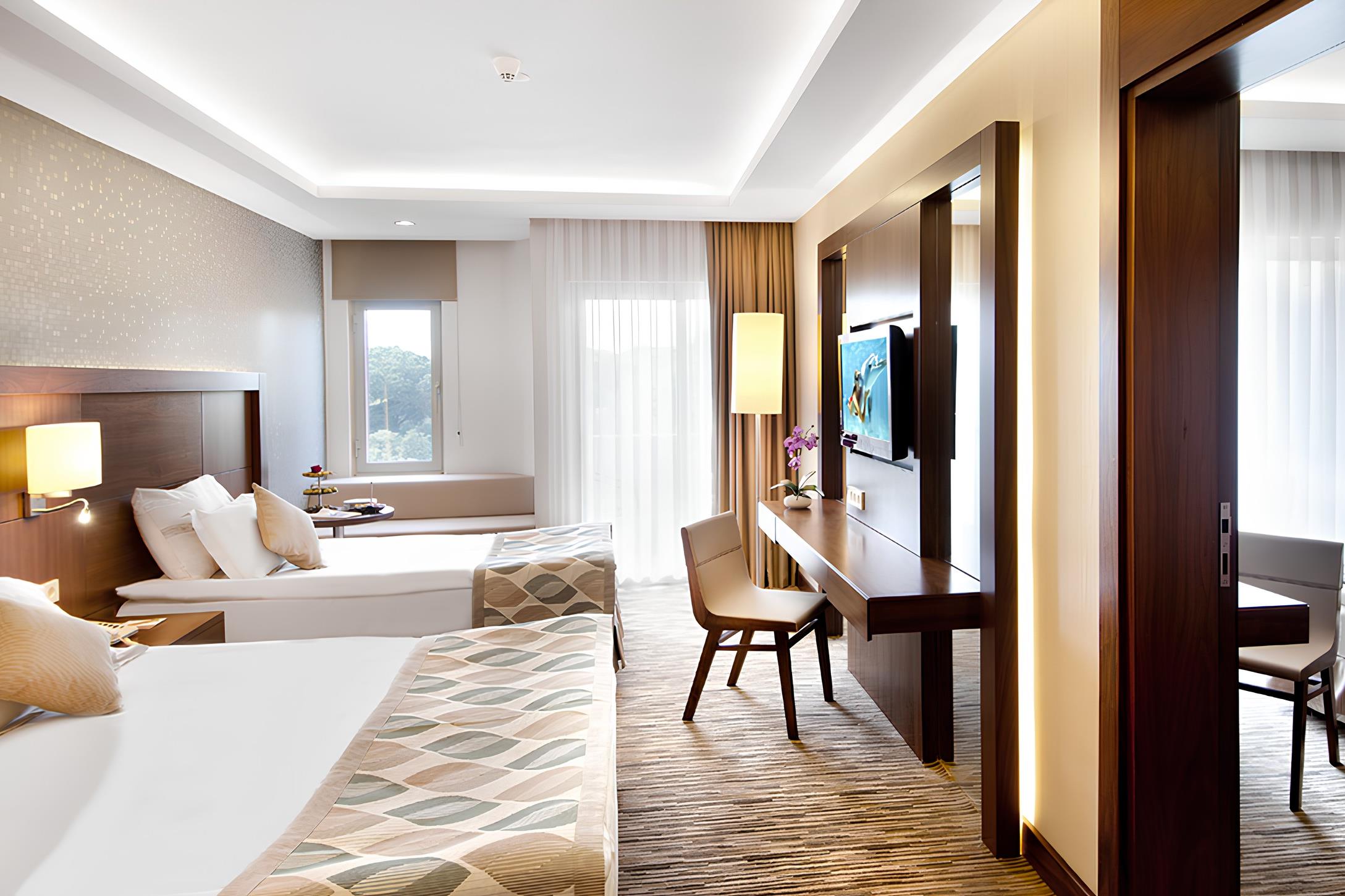 En az 2 yetişkin, En fazla 3 yetişkin veya 2 yetişkin + 1 çocuk.